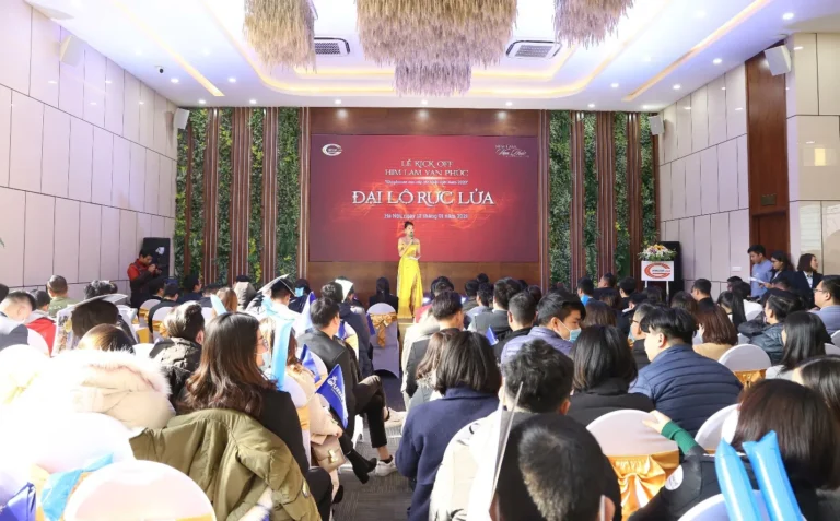 Hơn 300 chuyên viên tư vấn tham dự sự kiện kick off