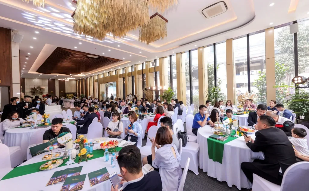 Sự kiện bán hàng tháng 4 thu hút đông đảo khách hàng tham dự
