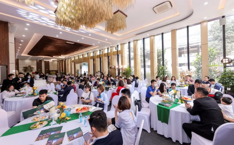 Sự kiện bán hàng tháng 4 thu hút đông đảo khách hàng tham dự