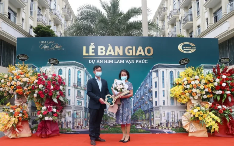 Khách hàng nhận chìa khóa bàn giao Shophouse Him Lam Vạn Phúc
